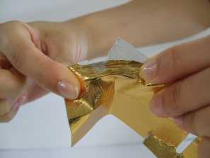 ビニールコーティングしている紙を破る様子の写真