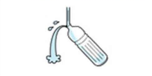 ペットボトルをすすいでいるイラスト