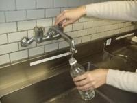 ペットボトルをすすいでいる写真