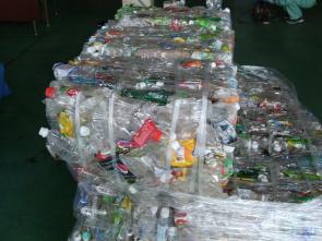 圧縮梱包されたペットボトルの写真