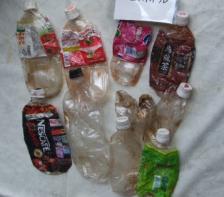 中身が残っているペットボトルの写真