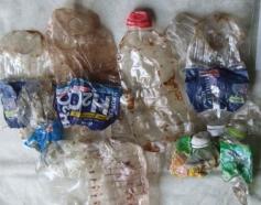 汚れが付着したペットボトルの写真