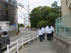 清掃活動へ向かう姿