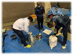 ごみの開封作業の様子