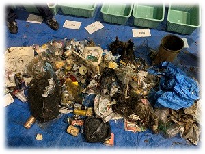 開封したごみの写真