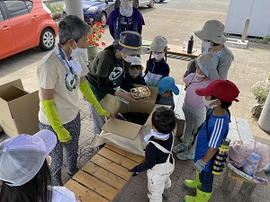 段ボールコンポストの講座の様子