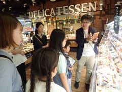 店内を見学している様子①