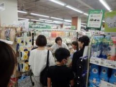 店内を見学している様子②