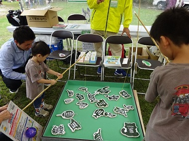 生きもののつながり体験コーナーの様子