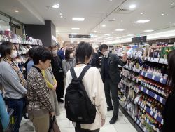 エコラベル付き商品について説明する様子