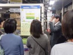 ごみの分別方法やリサイクルについて説明する様子