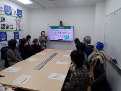 生物多様性やエシカル消費について説明する様子