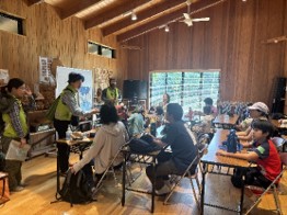 森からのつながりについての説明の様子