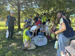 採取した虫の説明の様子