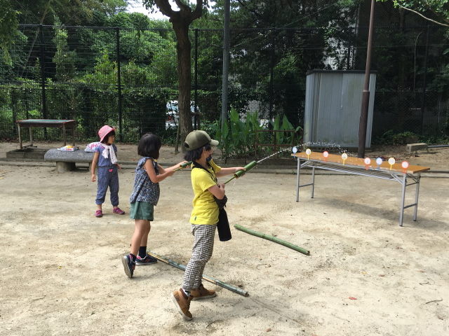 できた水鉄砲で遊んでいる写真