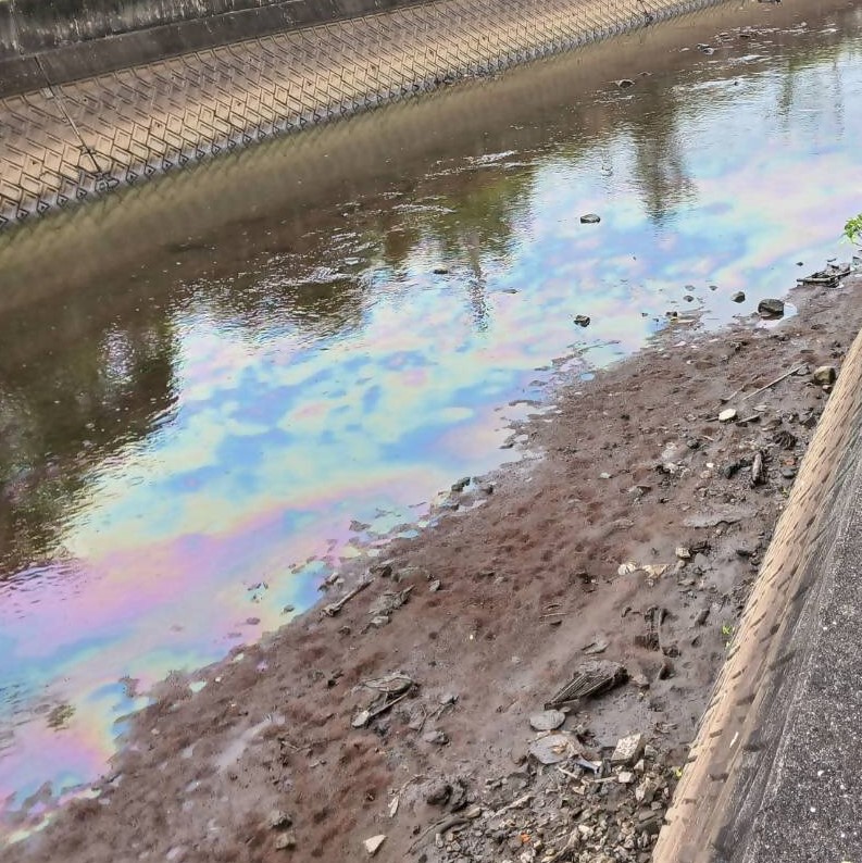 河川に流出した油