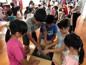 生ごみコンポストを作成している様子