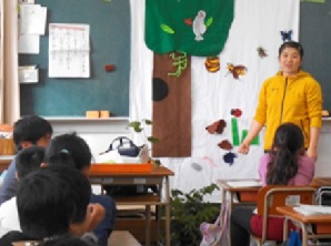 生きものと自然のかかわりについて学ぶ様子