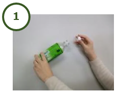 ペットボトルのふたを外している写真