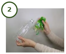 ペットボトルのラベルを外している写真