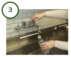 ペットボトルの中をすすいでいる写真