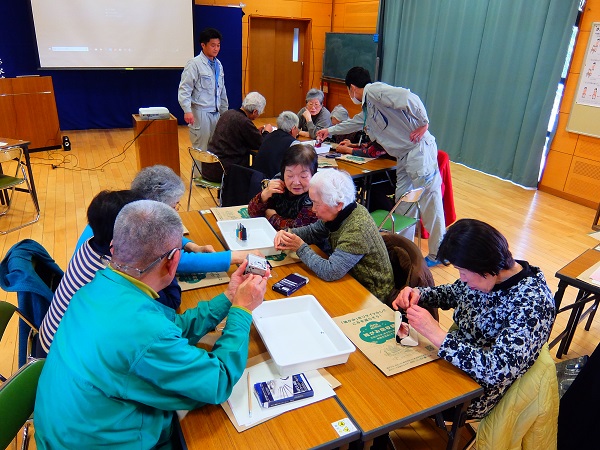 出前講座（小型家電分解）のようす