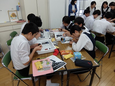 デジタルカメラ分解のようす