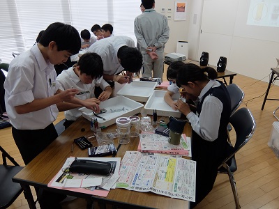 デジタルカメラ分解のようす