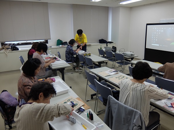 使用済小型家電分解の様子