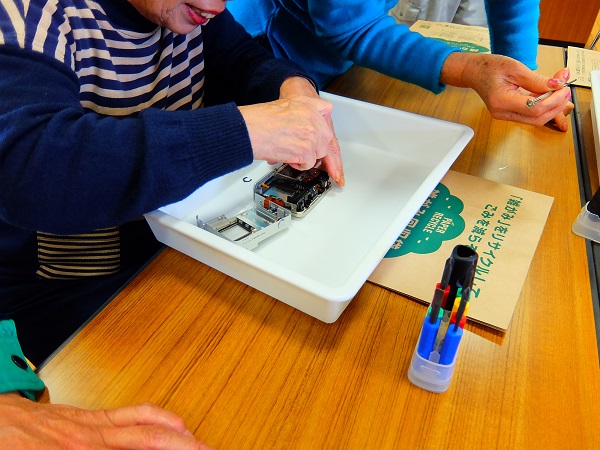 出前講座（小型家電分解）のようす２