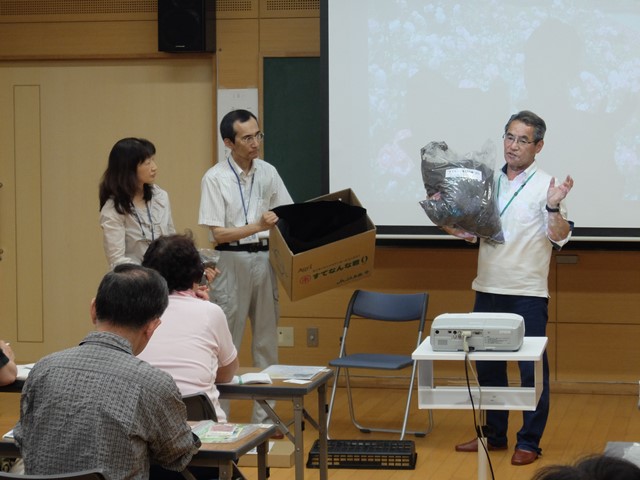 段ボールコンポスト講座のようす