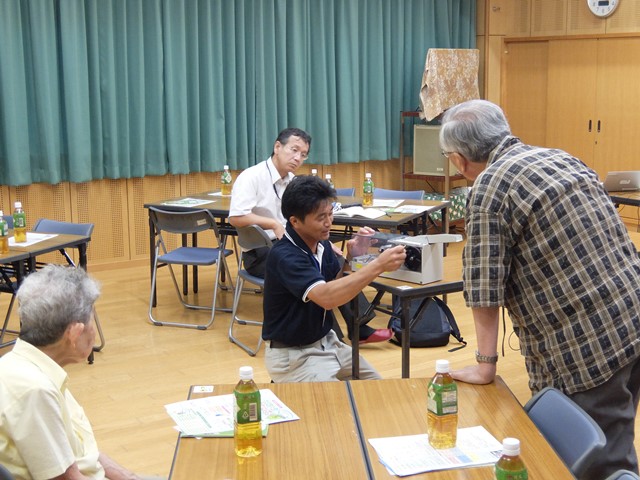 アルミと鉄の選別原理の説明のようす