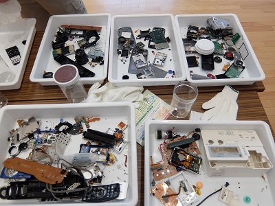 分解された小型家電