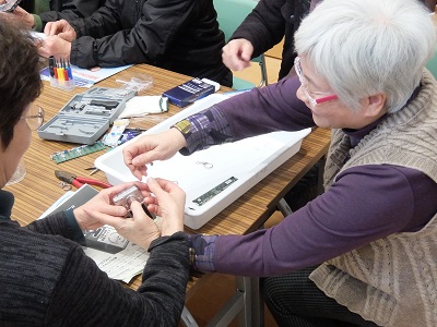 小型家電分解ワークショップのようす
