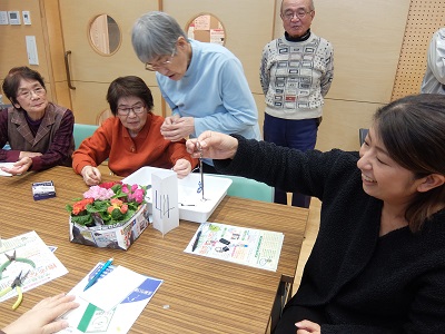 分解キーホルダーづくりのようす