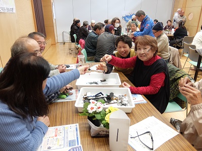 分解キーホルダー作りのようす