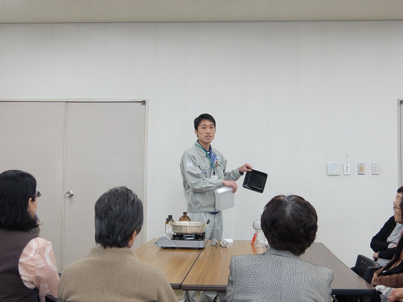 食品トレイでの実験の様子