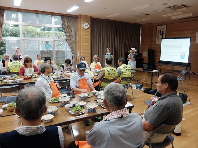 できあがりの批評を受けている様子
