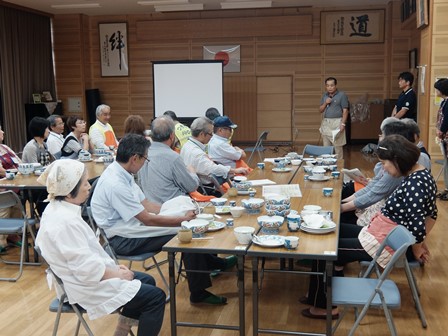 決意表明を聞いている様子