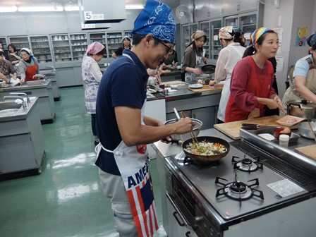 エコクッキングの様子（生活環境課西田さん）