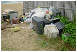 海岸での不法投棄の写真