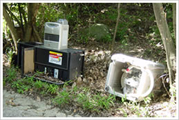 山林での不法投棄の写真