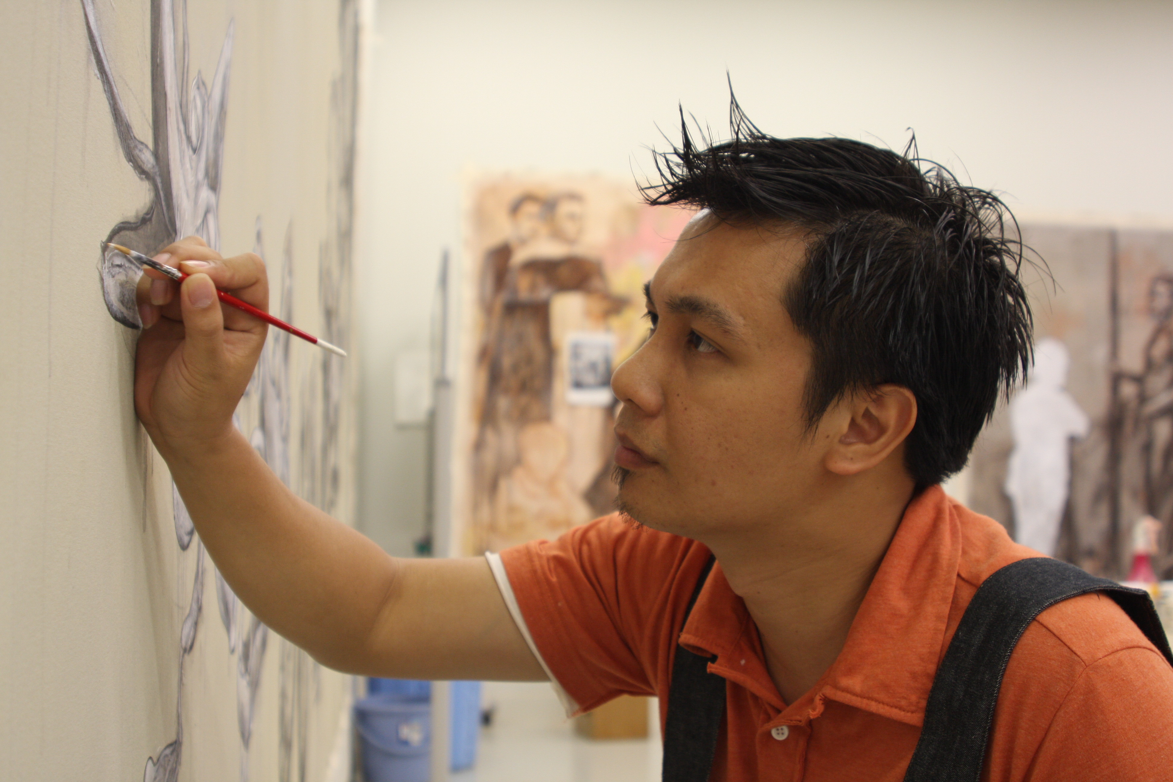 アーティストインレジデンスで絵を描くアーティスト