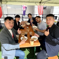 ラーメンを楽しむ様子