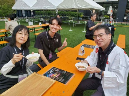 ラーメンを楽しむ様子