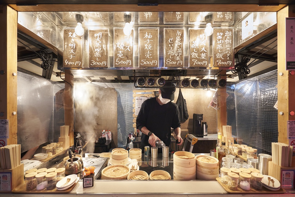 屋台内で仕込み中の是久さんの写真
