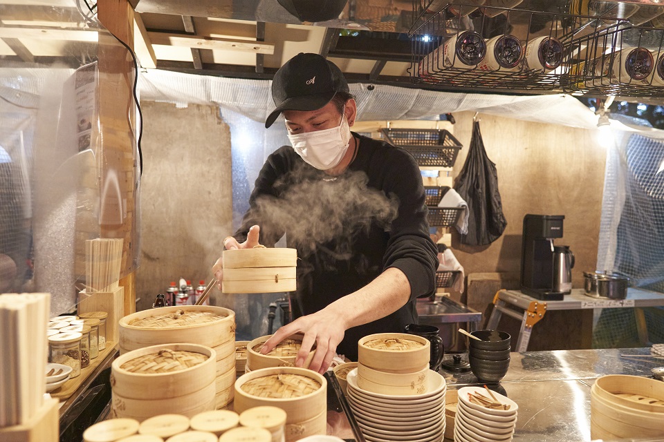 屋台内で作業中の是久さんの写真