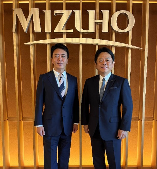高島市長と加藤頭取が並んでいる写真