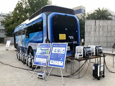 Moving eの後面に外部給電器を設営している様子