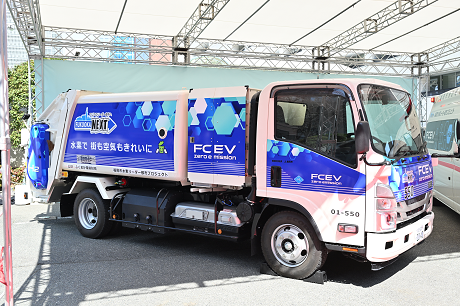 ごみ収集車展示